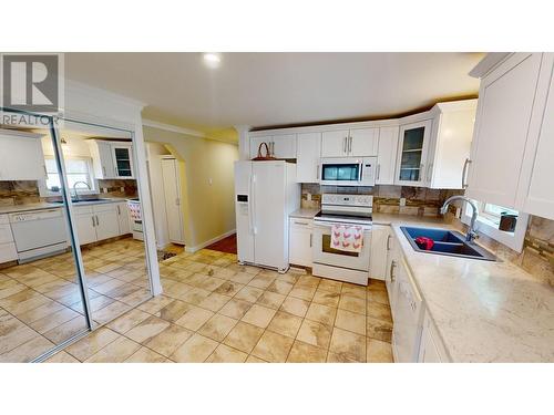 1908 Kokanee  N Place, Cranbrook, BC - Indoor Photo Showing Kitchen With Double Sink