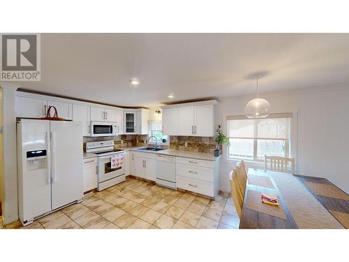 1908 Kokanee  N Place, Cranbrook, BC - Indoor Photo Showing Kitchen