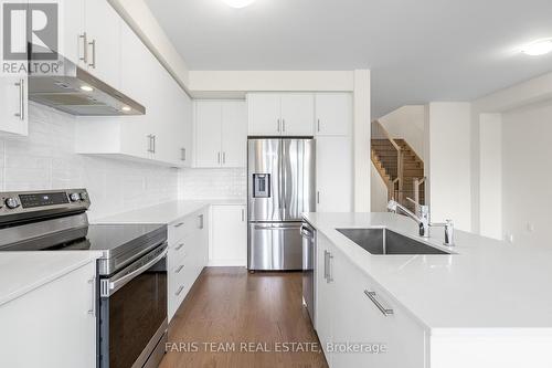 141 Shepherd Drive, Barrie, ON - Indoor Photo Showing Kitchen With Upgraded Kitchen