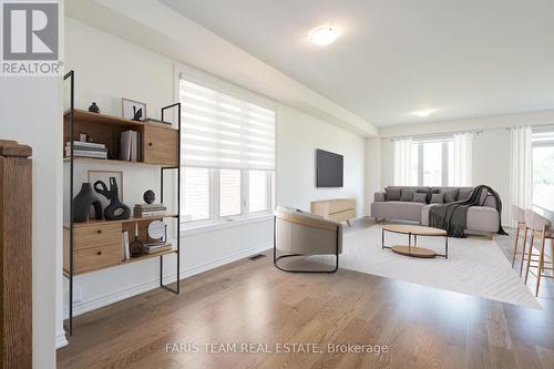 141 Shepherd Drive, Barrie, ON - Indoor Photo Showing Living Room