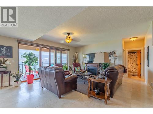 14419 Downton Avenue Unit# 211, Summerland, BC - Indoor Photo Showing Living Room