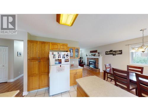 2481 Sing Street, Quesnel, BC - Indoor Photo Showing Kitchen