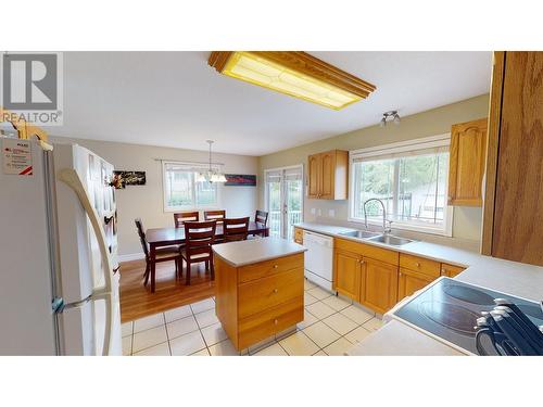 2481 Sing Street, Quesnel, BC - Indoor Photo Showing Kitchen With Double Sink