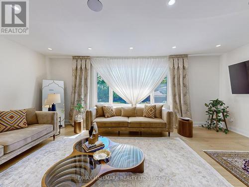 95 Beswick Drive, Newmarket (Central Newmarket), ON - Indoor Photo Showing Living Room