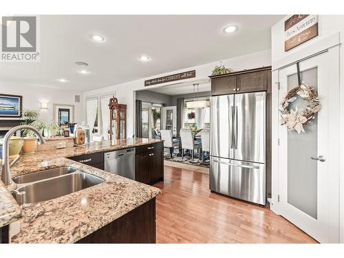 1581 20 Street Unit# 40, Salmon Arm, BC - Indoor Photo Showing Kitchen With Double Sink With Upgraded Kitchen