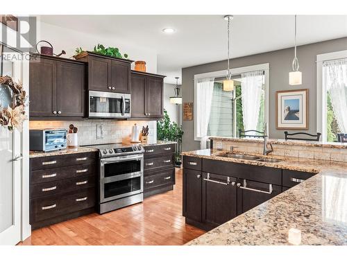 1581 20 Street Unit# 40, Salmon Arm, BC - Indoor Photo Showing Kitchen With Double Sink With Upgraded Kitchen