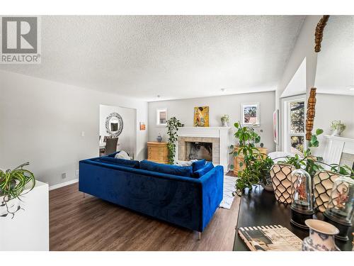 1404 41 Avenue, Vernon, BC - Indoor Photo Showing Living Room With Fireplace