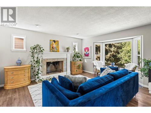 1404 41 Avenue, Vernon, BC - Indoor Photo Showing Living Room With Fireplace