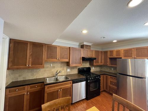 72Xx 201 Street, Langley, BC - Indoor Photo Showing Kitchen With Double Sink