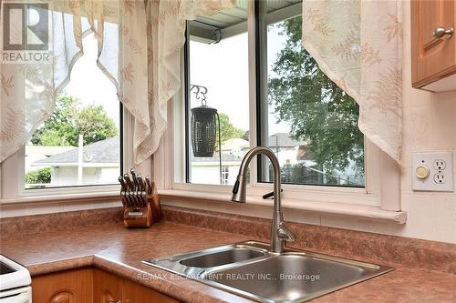 91 Dana Drive, Hamilton, ON - Indoor Photo Showing Kitchen With Double Sink