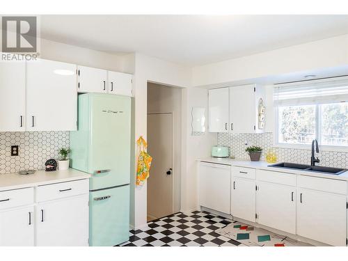 1738 Smithson Drive, Kelowna, BC - Indoor Photo Showing Kitchen