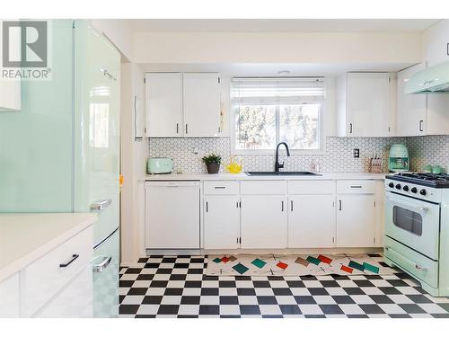 1738 Smithson Drive, Kelowna, BC - Indoor Photo Showing Kitchen