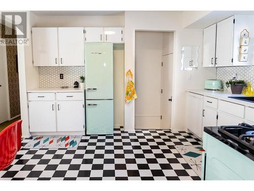 1738 Smithson Drive, Kelowna, BC - Indoor Photo Showing Kitchen