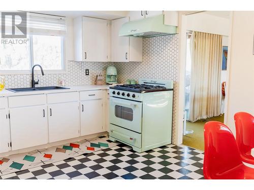 1738 Smithson Drive, Kelowna, BC - Indoor Photo Showing Kitchen