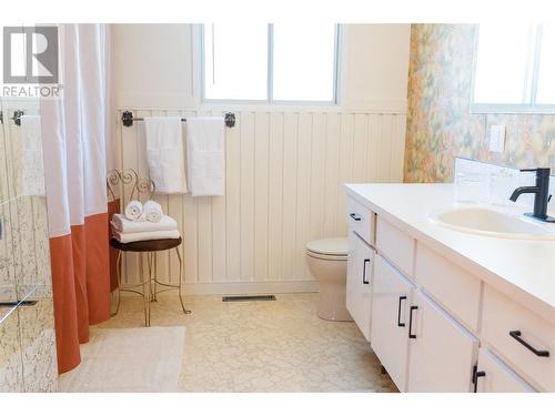 1738 Smithson Drive, Kelowna, BC - Indoor Photo Showing Bathroom