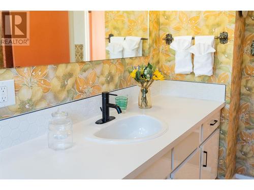 1738 Smithson Drive, Kelowna, BC - Indoor Photo Showing Bathroom