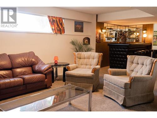 1738 Smithson Drive, Kelowna, BC - Indoor Photo Showing Living Room