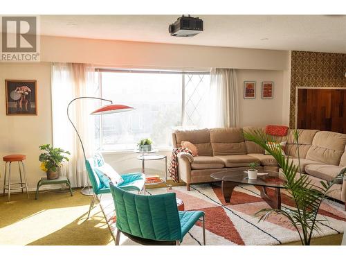 1738 Smithson Drive, Kelowna, BC - Indoor Photo Showing Living Room