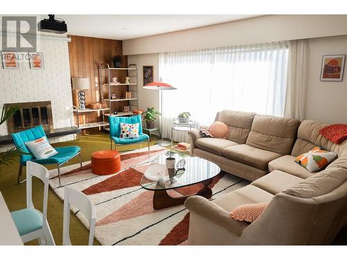 1738 Smithson Drive, Kelowna, BC - Indoor Photo Showing Living Room