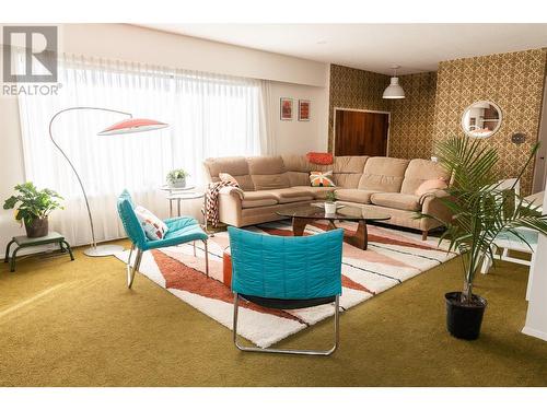 1738 Smithson Drive, Kelowna, BC - Indoor Photo Showing Living Room