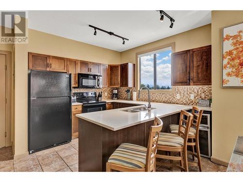 654 Cook Road Unit# 443, Kelowna, BC - Indoor Photo Showing Kitchen With Double Sink