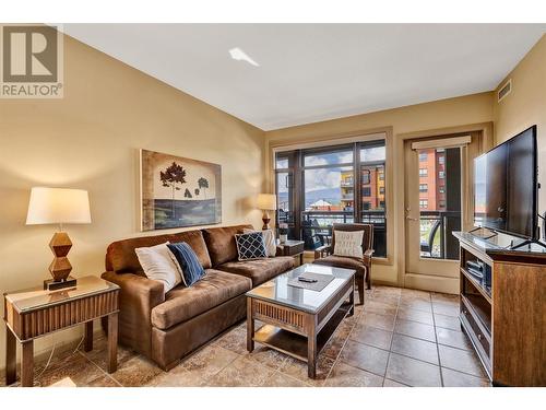 654 Cook Road Unit# 443, Kelowna, BC - Indoor Photo Showing Living Room