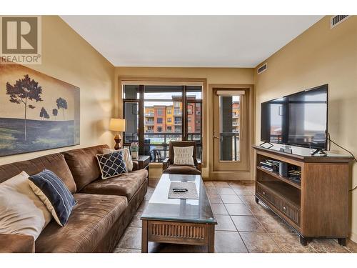 654 Cook Road Unit# 443, Kelowna, BC - Indoor Photo Showing Living Room