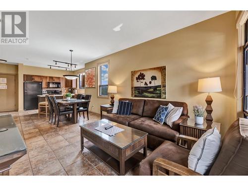 654 Cook Road Unit# 443, Kelowna, BC - Indoor Photo Showing Living Room