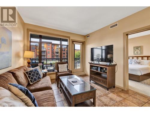 654 Cook Road Unit# 443, Kelowna, BC - Indoor Photo Showing Living Room