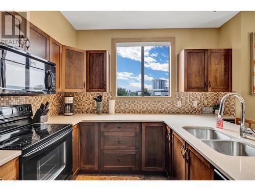 654 Cook Road Unit# 443, Kelowna, BC - Indoor Photo Showing Kitchen With Double Sink