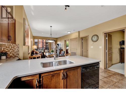 654 Cook Road Unit# 443, Kelowna, BC - Indoor Photo Showing Kitchen With Double Sink