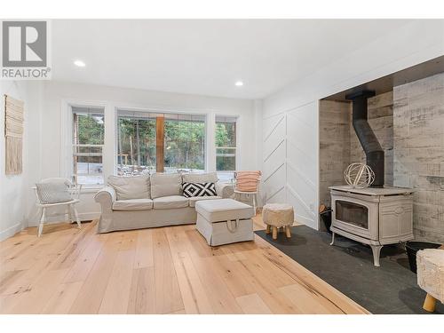 468 Rose Valley Road, West Kelowna, BC - Indoor Photo Showing Living Room