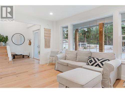 468 Rose Valley Road, West Kelowna, BC - Indoor Photo Showing Living Room