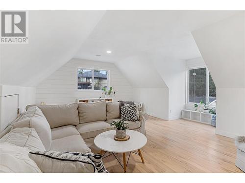 468 Rose Valley Road, West Kelowna, BC - Indoor Photo Showing Living Room