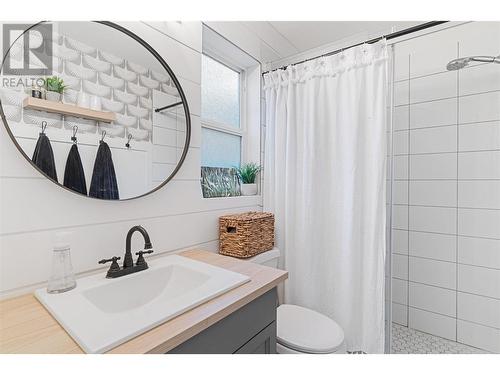 468 Rose Valley Road, West Kelowna, BC - Indoor Photo Showing Bathroom