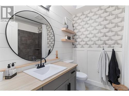 468 Rose Valley Road, West Kelowna, BC - Indoor Photo Showing Bathroom