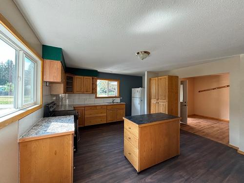 503 Woodgreen Crescent, Greenwood, BC - Indoor Photo Showing Kitchen