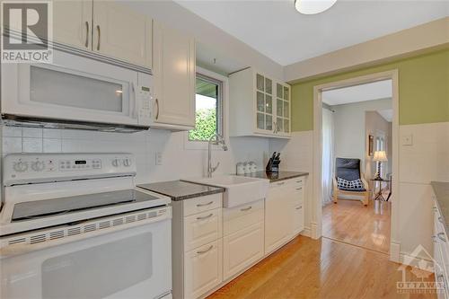 6 Bainbridge Avenue, Ottawa, ON - Indoor Photo Showing Kitchen