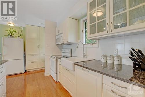 6 Bainbridge Avenue, Ottawa, ON - Indoor Photo Showing Kitchen