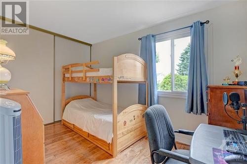 6 Bainbridge Avenue, Ottawa, ON - Indoor Photo Showing Bedroom