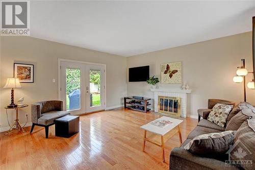 6 Bainbridge Avenue, Ottawa, ON - Indoor Photo Showing Living Room