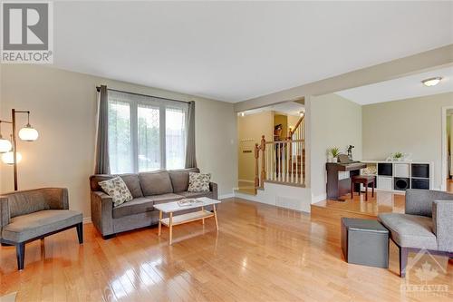 6 Bainbridge Avenue, Ottawa, ON - Indoor Photo Showing Living Room