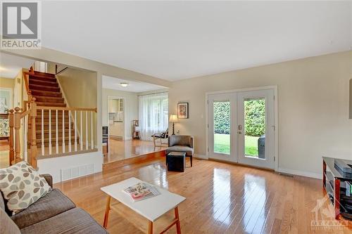 6 Bainbridge Avenue, Ottawa, ON - Indoor Photo Showing Living Room