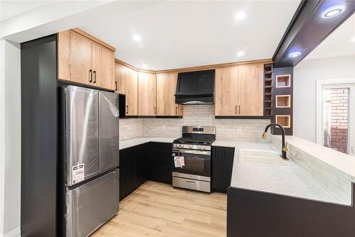 284 Grosvenor Avenue N, Hamilton, ON - Indoor Photo Showing Kitchen