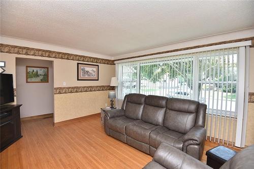 91 Dana Drive, Hamilton, ON - Indoor Photo Showing Living Room