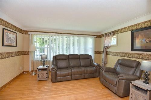 91 Dana Drive, Hamilton, ON - Indoor Photo Showing Living Room