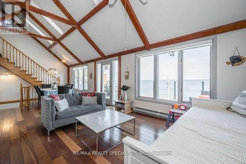 101 North Shore Road, Northern Bruce Peninsula, ON - Indoor Photo Showing Living Room