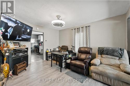 6268 Drummond Road, Niagara Falls, ON - Indoor Photo Showing Living Room