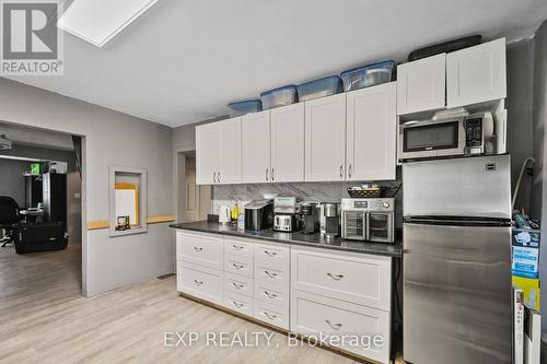 6268 Drummond Road, Niagara Falls, ON - Indoor Photo Showing Kitchen