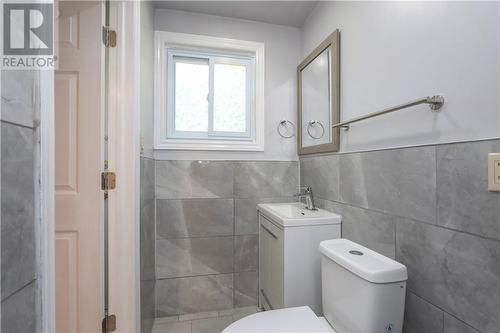 416 Arnold Street, Sudbury, ON - Indoor Photo Showing Bathroom